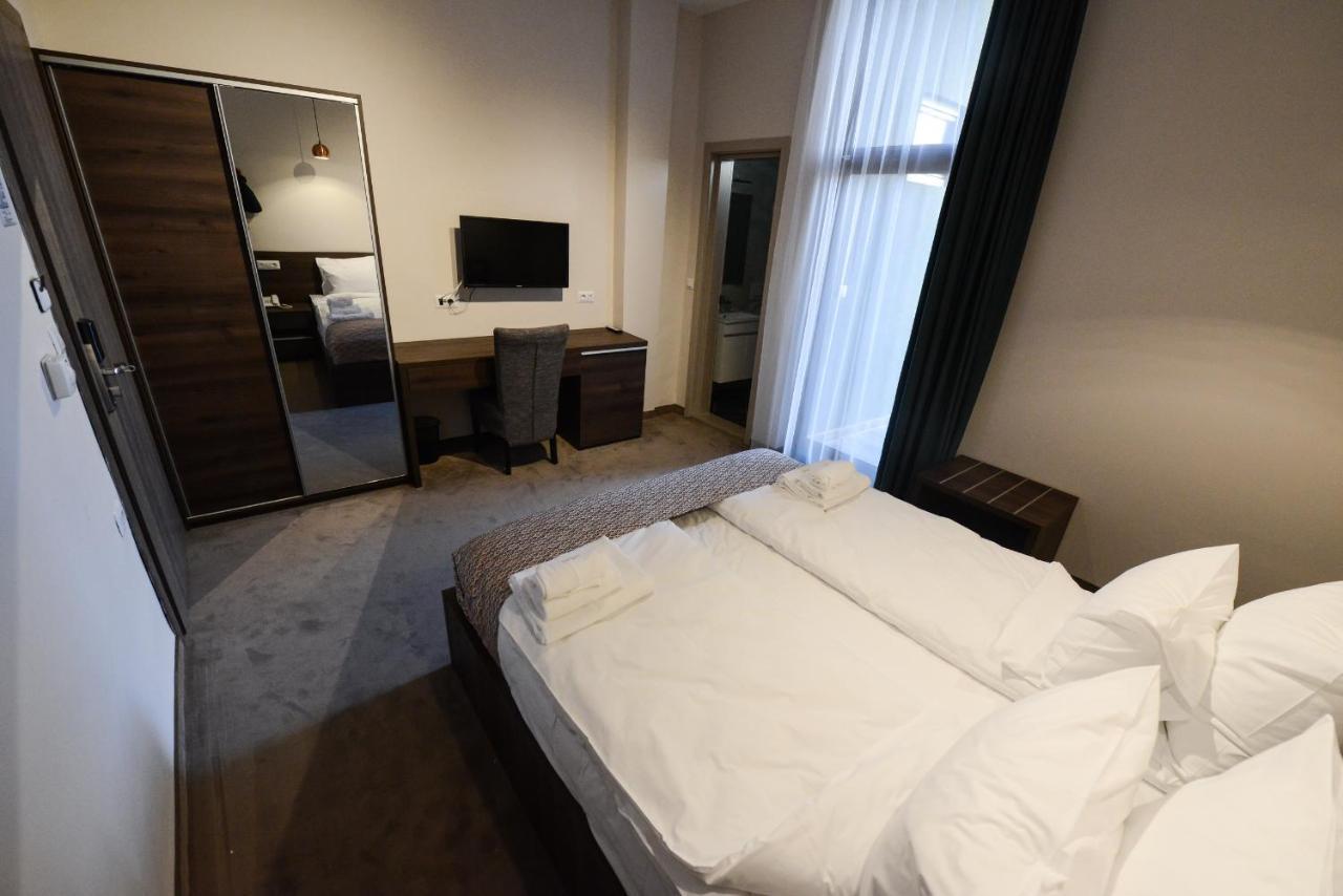 Hotel Cara 28 Skopje Ngoại thất bức ảnh