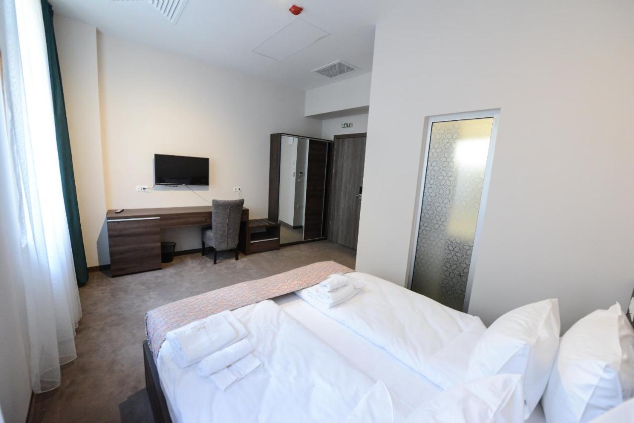Hotel Cara 28 Skopje Ngoại thất bức ảnh
