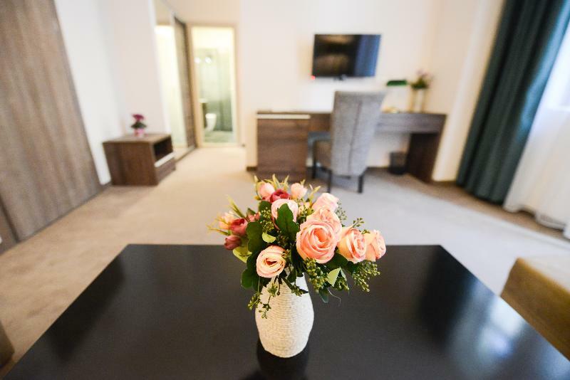 Hotel Cara 28 Skopje Ngoại thất bức ảnh